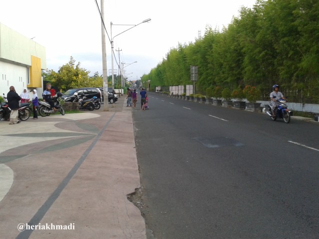 foto jalan depan taman